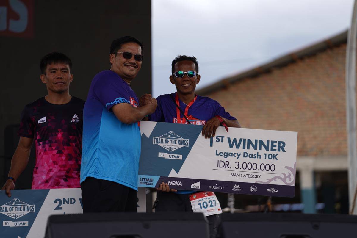 Sekda penyerahan hadiah UTMB.jpg