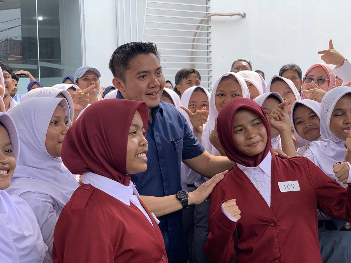 Seskab Teddy Kunjungi Sekolah Rakyat di Tangsel, Saksikan Pentas Seni
