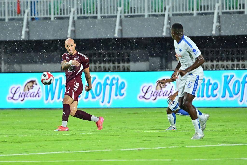 Gelandang PSM Makassar, Savio Roberto (kiri), melepas umpan dalam laga pekan ke-9 BRI Super League 2025/2026 lawan Arema FC yang berlangsung di Stadion BJ Habibie Parepare pada 19 Oktober 2025. (Dok. Ofisial PSM Makassar/Agung Dewantara)