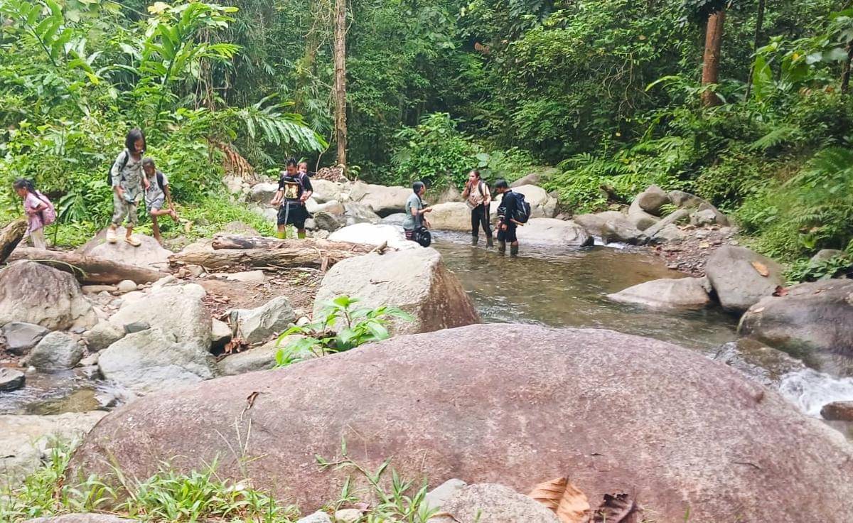 Selain turun naik gunung di darat, warga Meratus di Kabupaten Hulu Sungai Tengah, Kalimantan Selatan, juga harus menyeberangi sungai dalam perjalanannya menuju kota. (Dok. Abdul Dunduk untuk IND Times)