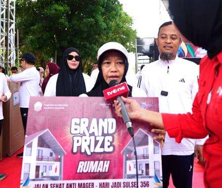  Suriani Lori, seorang ibu rumah tangga, diumumkan sebagai pemenang utama hadiah rumah. Istimewa