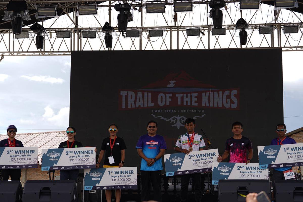 Sekda penyerahan hadiah UTMB-2.jpg