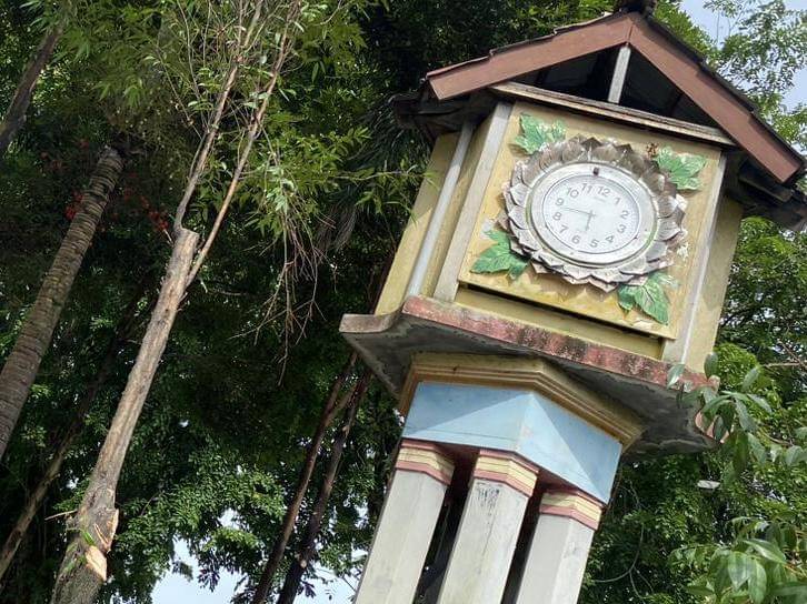 Tugu Jam Tiga Muka peninggalan Belanda.