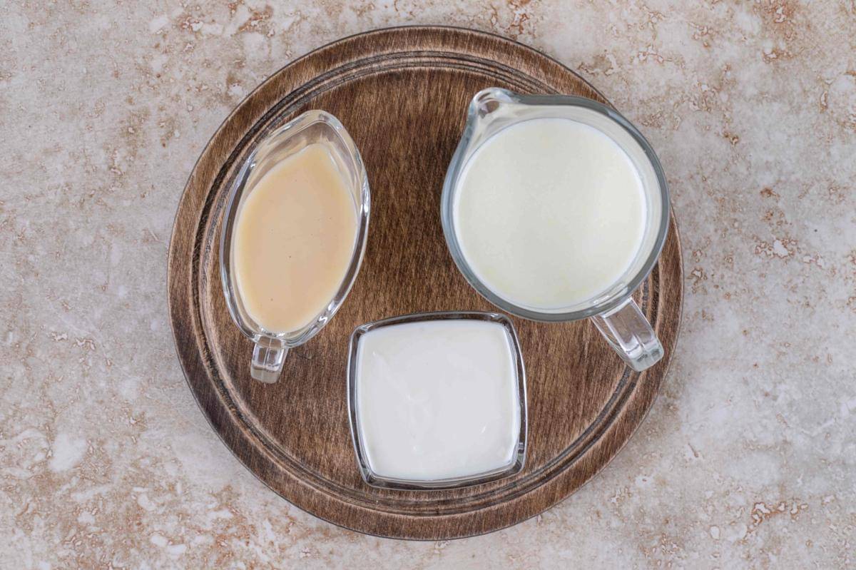ilustrasi evaporated milk, sweetened condensed milk, dan heavy cream