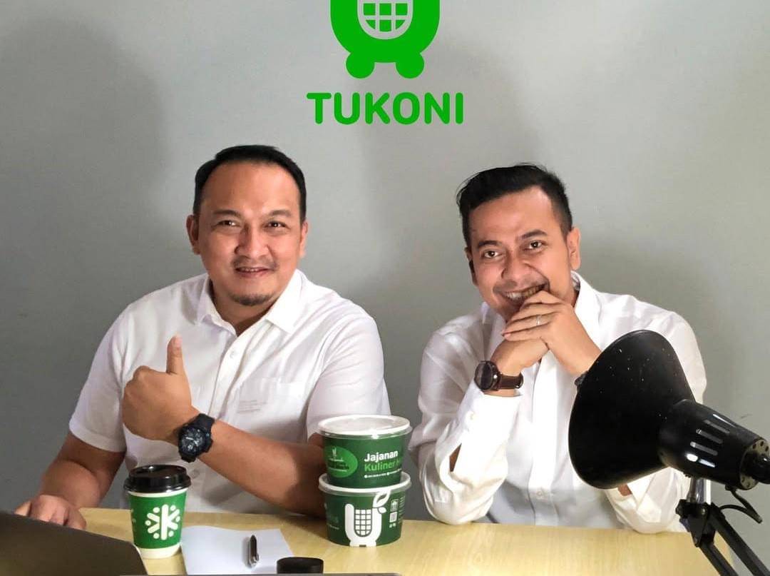 Eri Kuncoro (kiri) dan Revo Suladasha (kanan) yang menginisiasi gerakan Yuk Tukoni.
