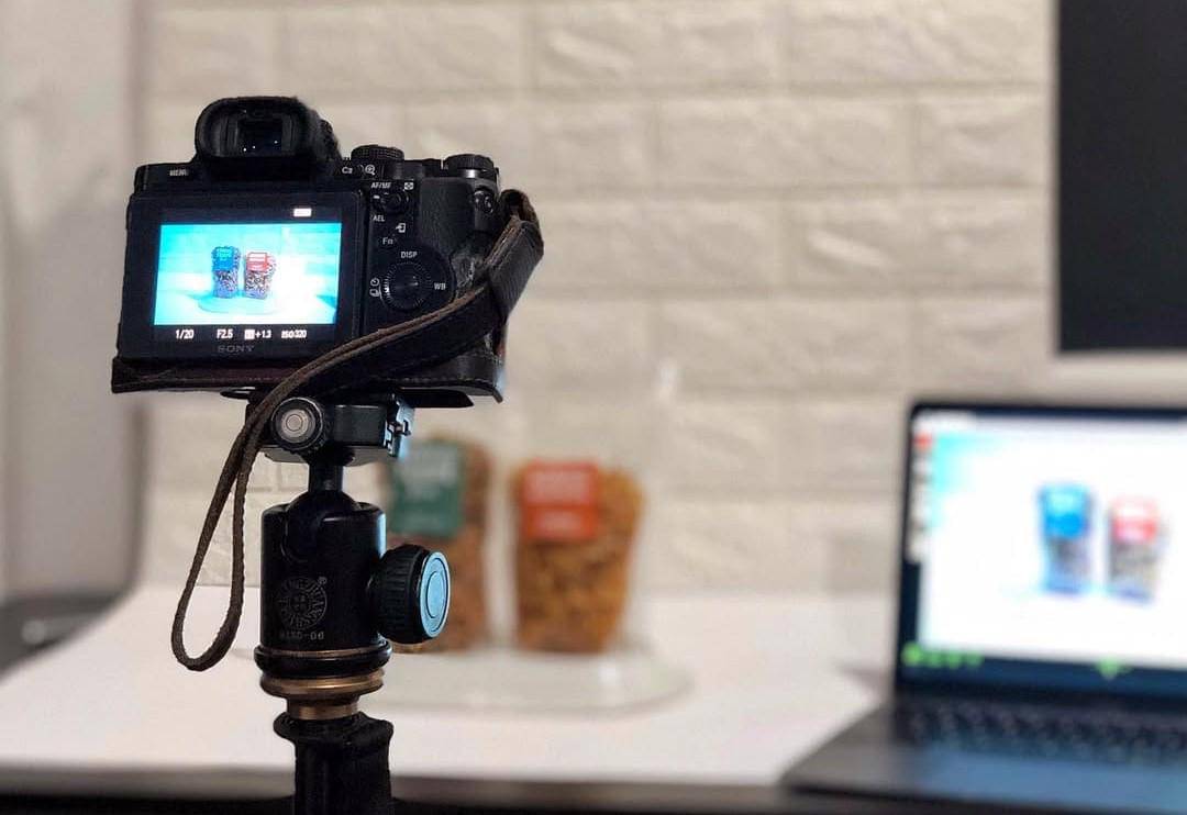 Proses produksi untuk membuat foto produk di Yuk Tukoni.