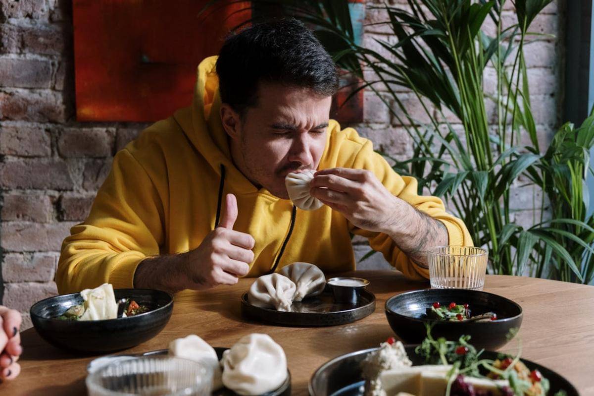 mencicipi makanan enak