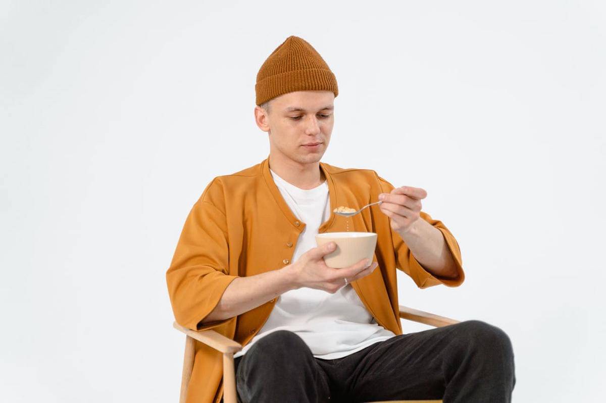 mencicipi makanan