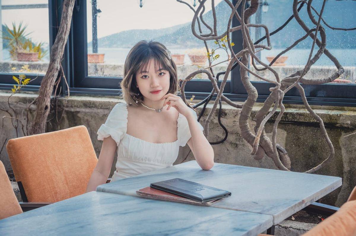 ilustrasi wanita sedang duduk sendirian di kafe