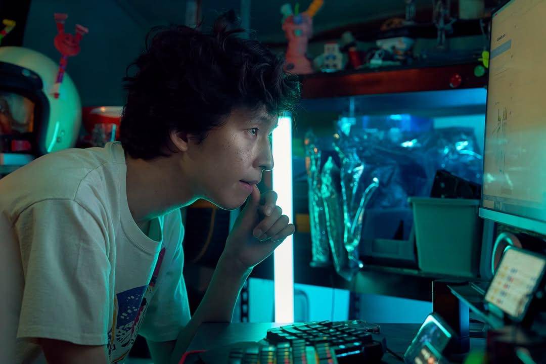potret Hong Kyung di still cuts film Troll Factory.