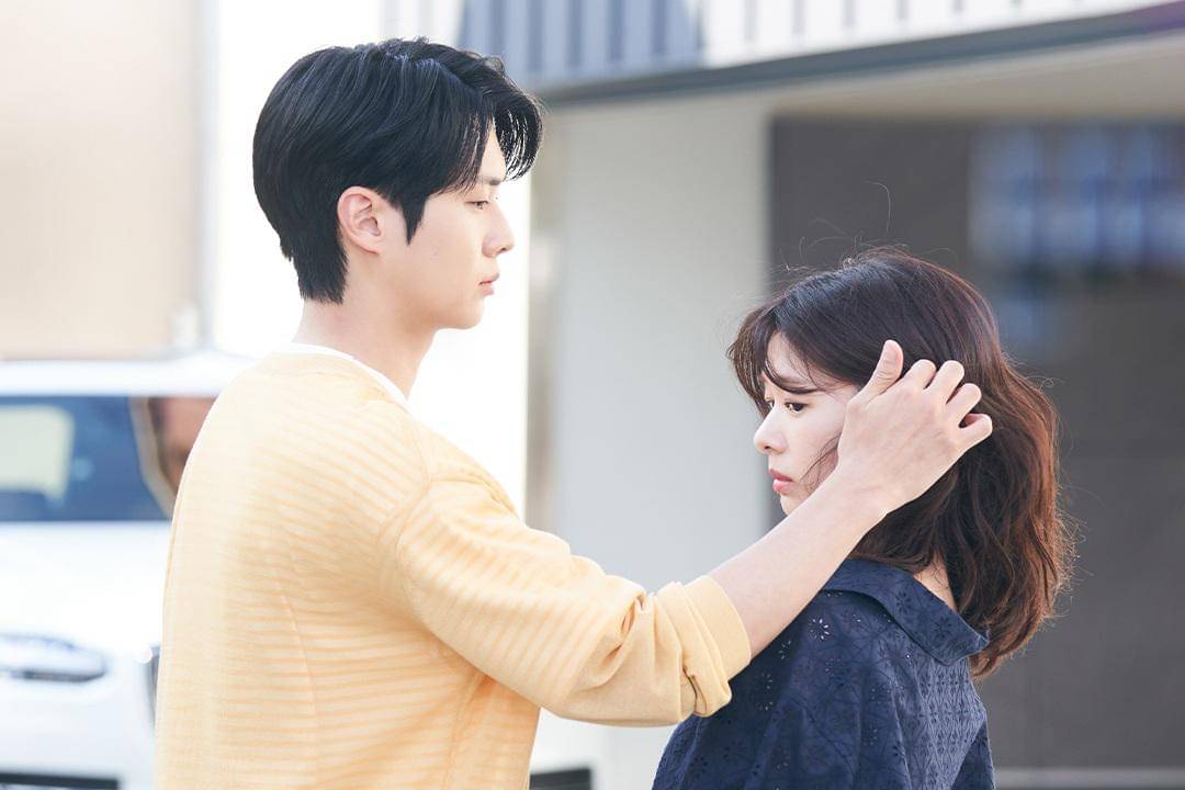 potret Choi Woo Shik dan Jung So Min di still cuts Would You Marry Me