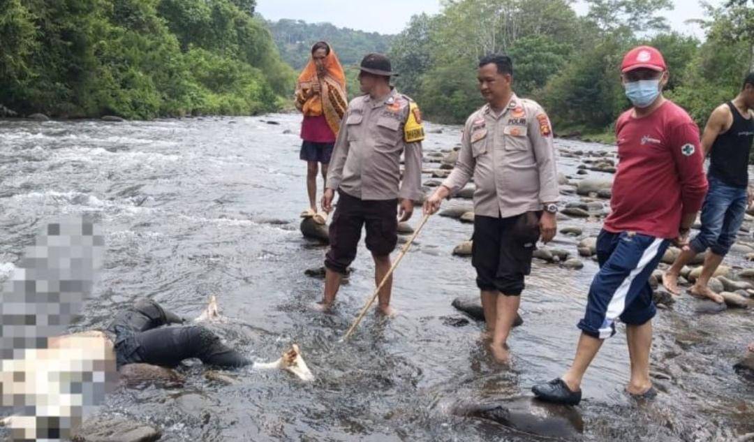 Polisi mengevakuasi jasad pria membusuk di Sungai Ogan. (Dok. Polres OKU)