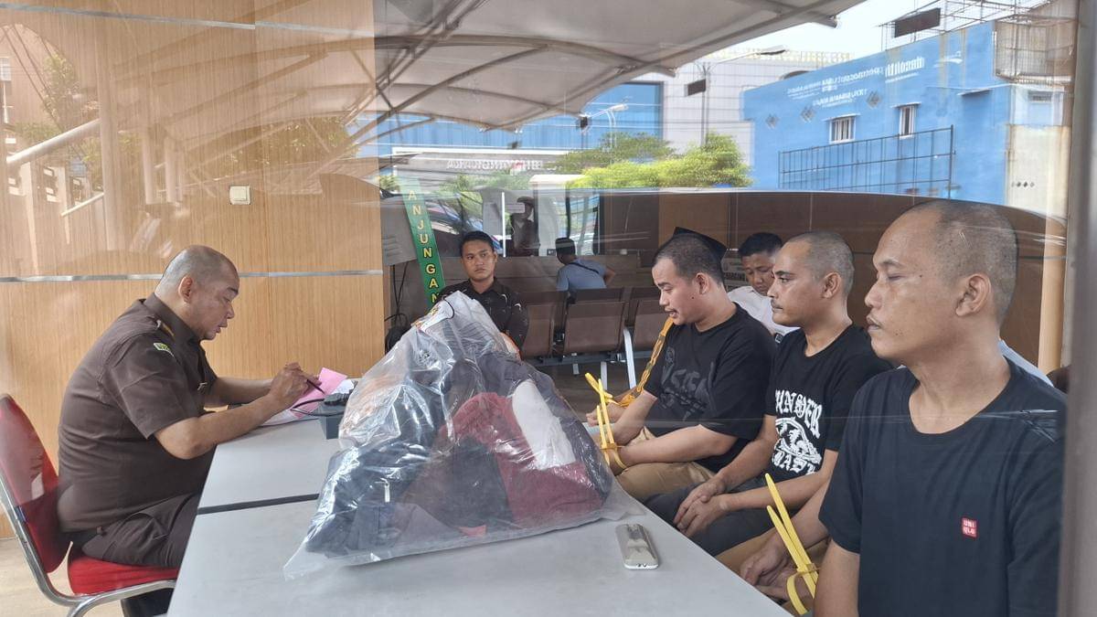 Para tersangka pengeroyokan wartawan saat pelimlahan ke JPU