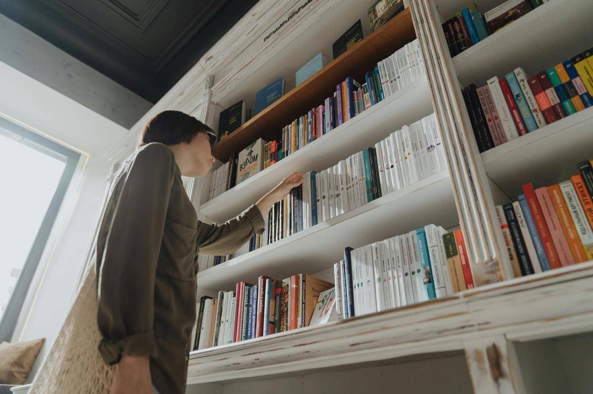 Ilustrasi membaca buku di perpustakaan 