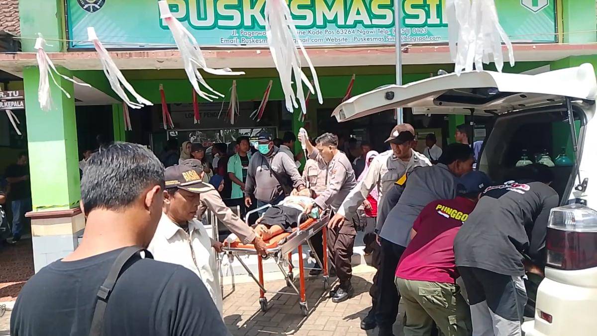 Puluhan siswa di Kecamatan Sine alami gejala keracunan MBG dilarikan ke puskesmas. IDN Times/Riyanto.