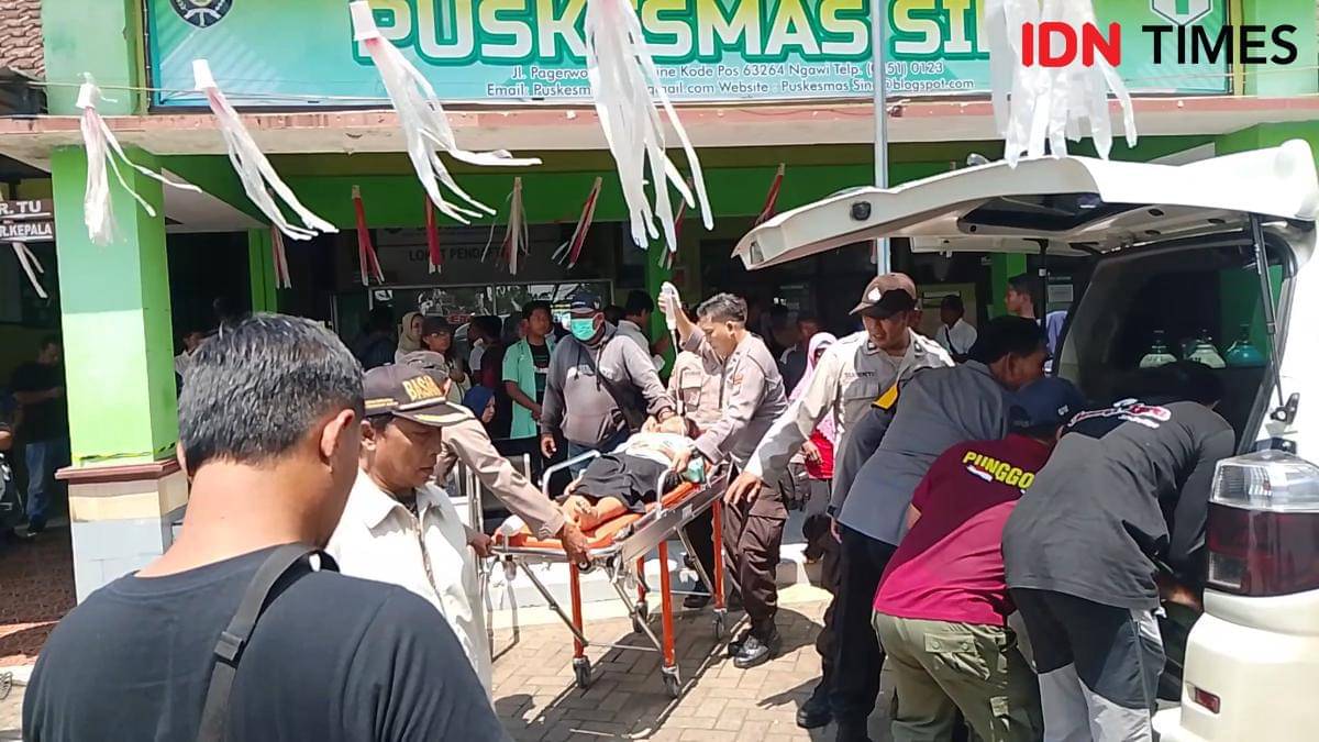Puluhan siswa di Kecamatan Sine alami gejala keracunan MBG dilarikan ke puskesmas. IDN Times/Riyanto.