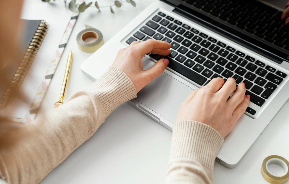 ilustrasi instal Exambrowser di laptop