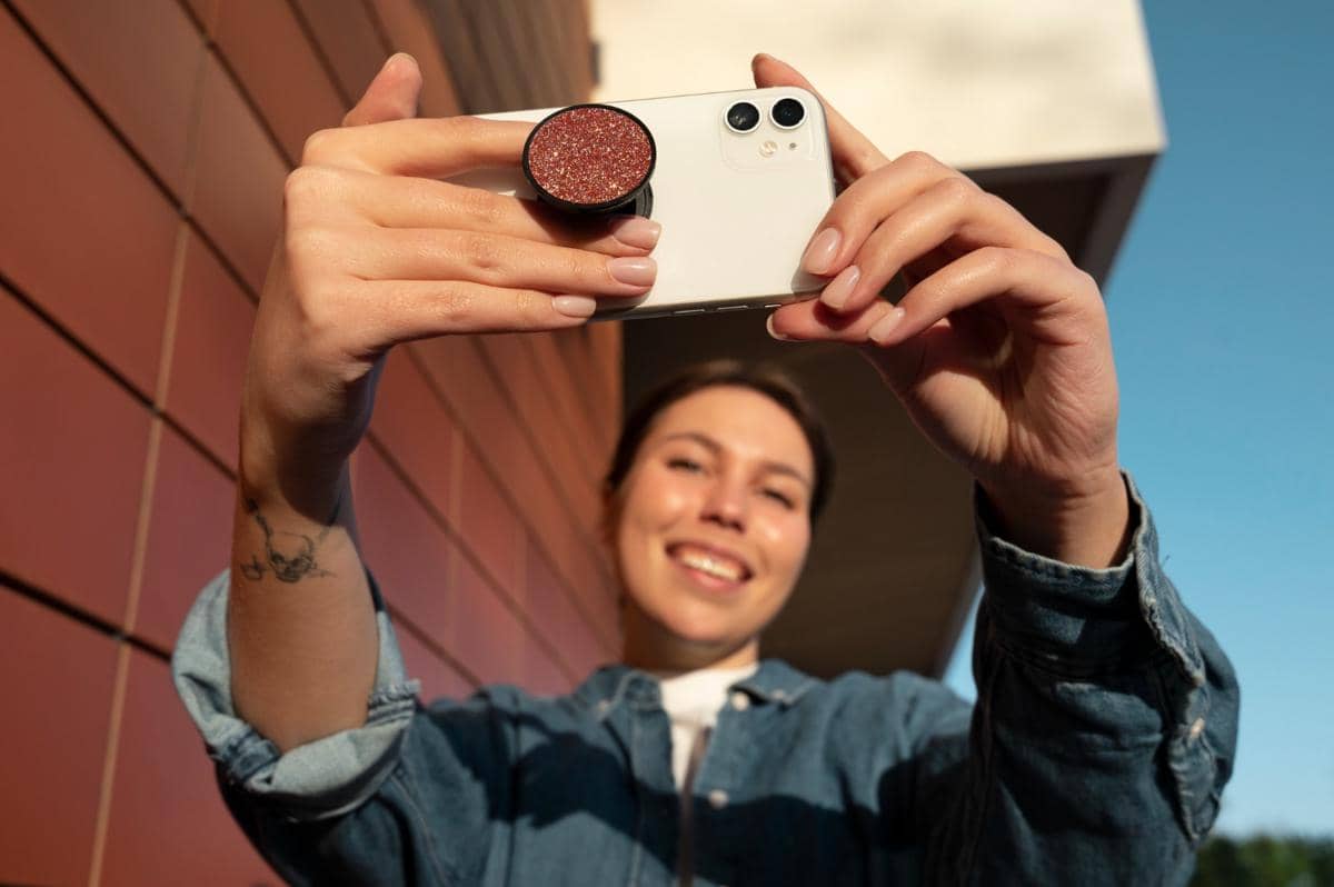 Ilustrasi memakai gawai