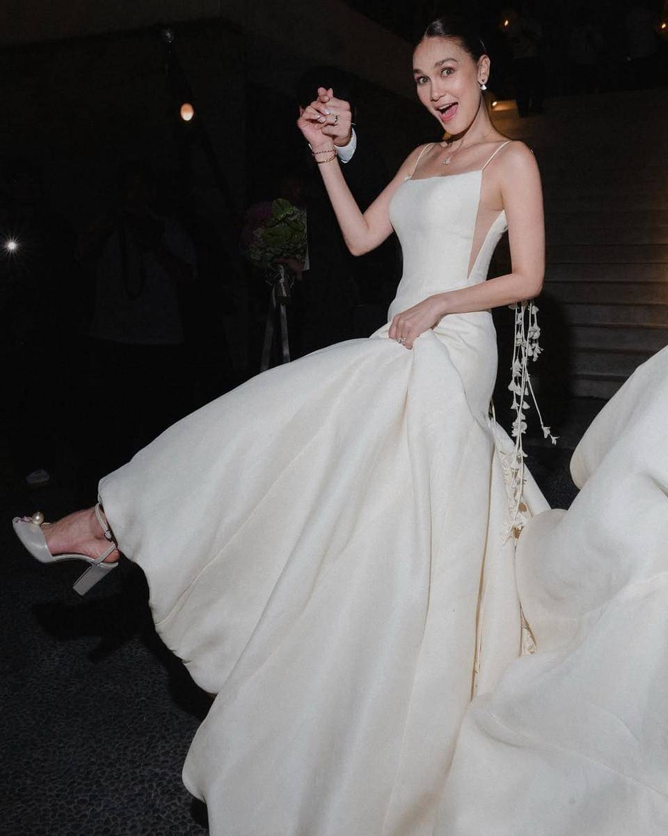 white dress ala Luna Maya
