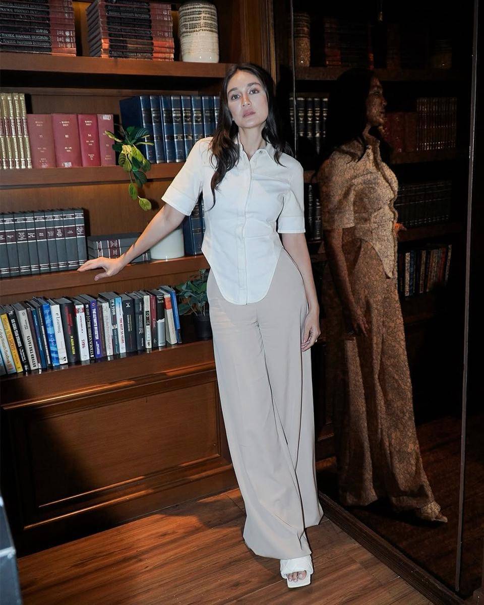 gaya busana minimalis ala Luna Maya