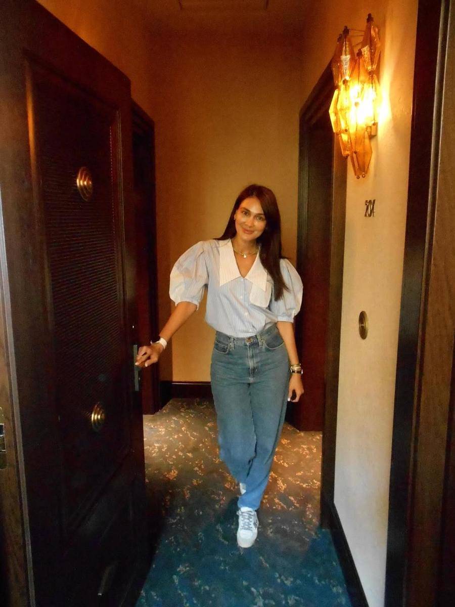 gaya busana minimalis ala Luna Maya