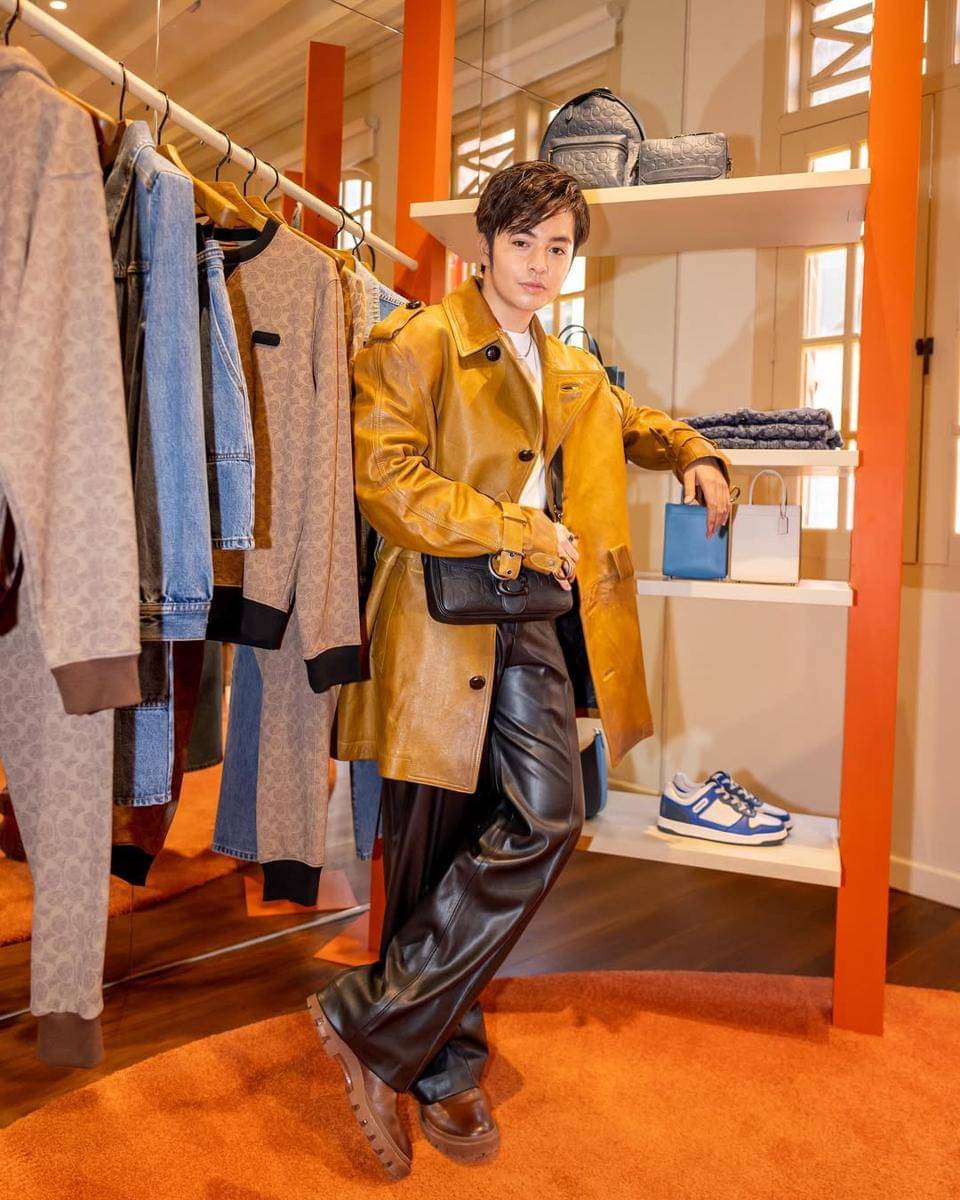 Outfit pakai tas ala Angga Yunanda