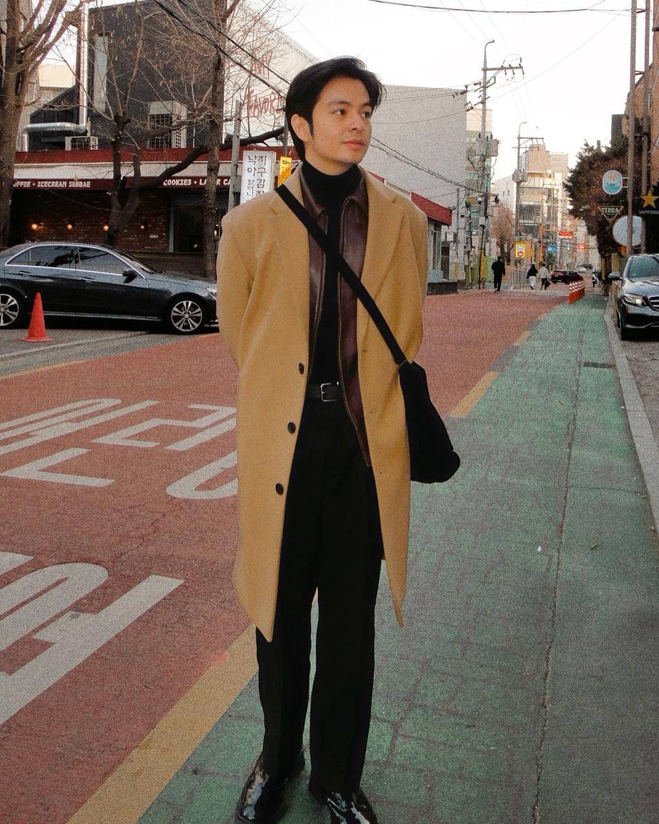 Daily outfit pakai tas ala Angga Yunanda