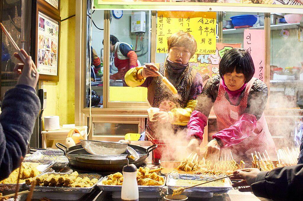 ilustrasi membeli makanan di Korea
