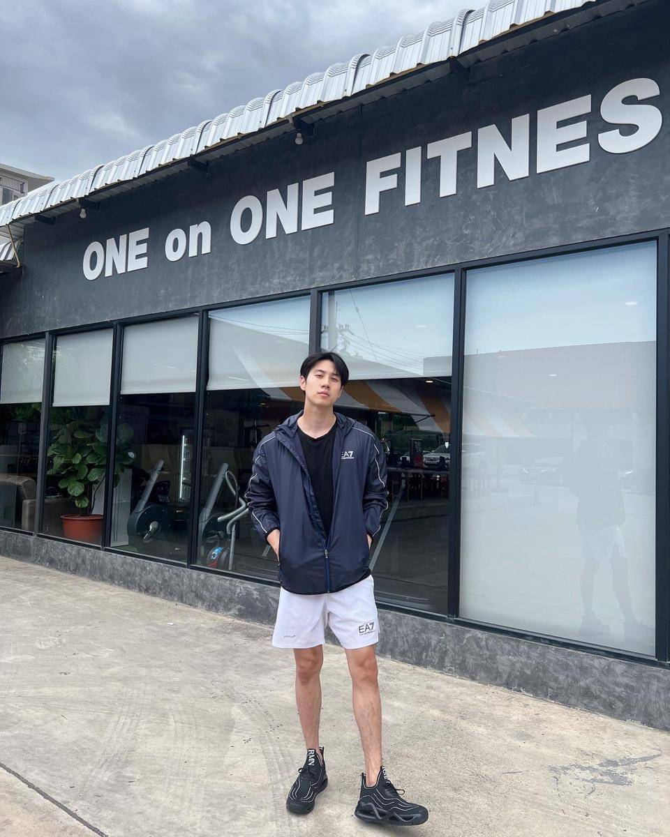 gaya athleisure dengan short pants ala Bright Rapheephong