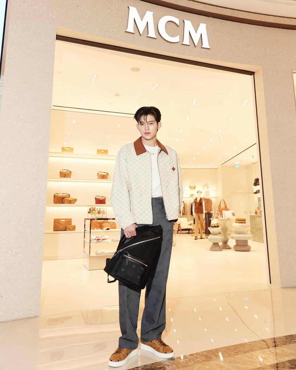 Outfit Pakai Tas ala Pond Naravit