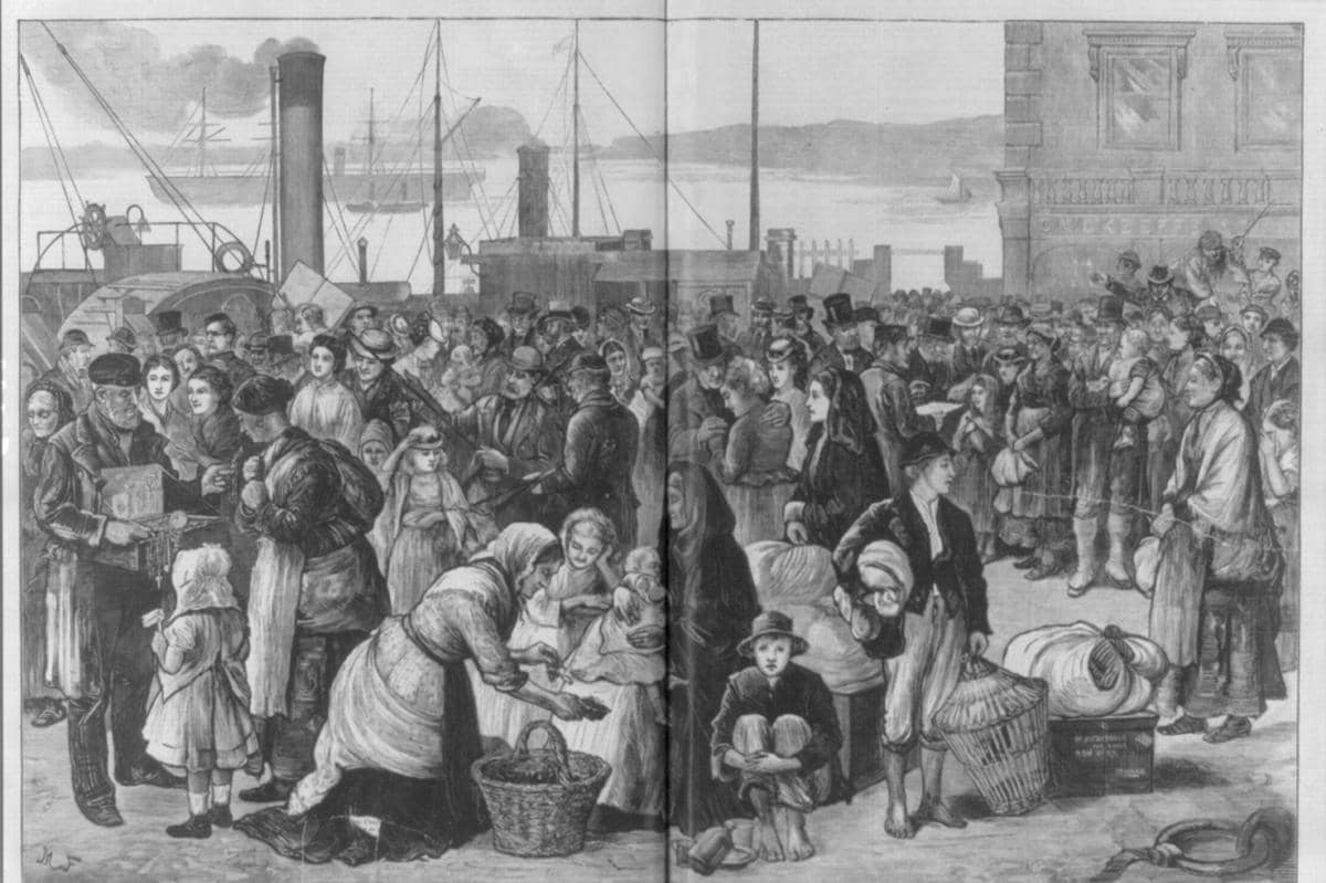 Ilustrasi para emigran yang meninggalkan Cobh atau Queenstown menuju New York tahun 1874