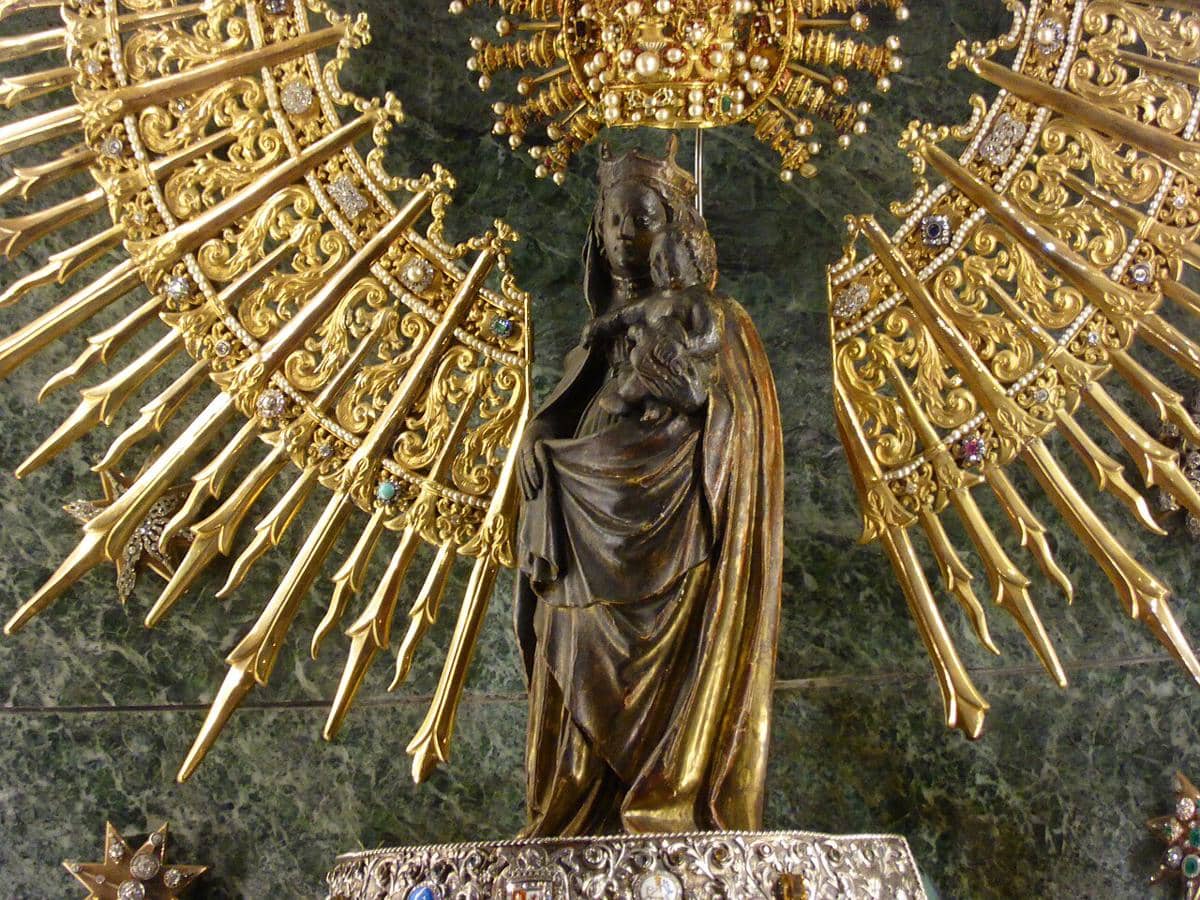 Patung St. Maria dari pilar dari abad ke-15 di dalam basilika