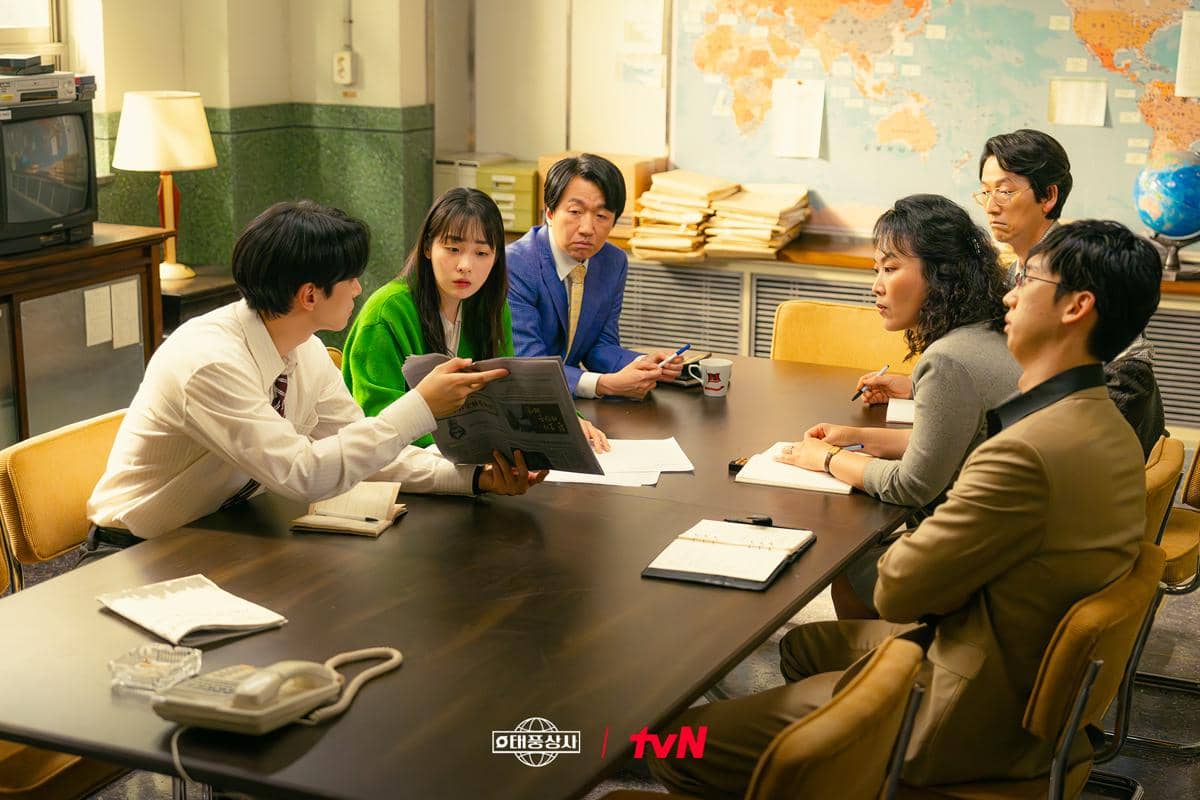 cuplikan drama Typhoon Family