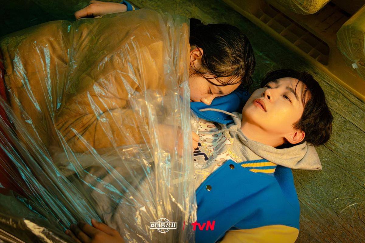 Kim Min Ha dan Lee Junho di Typhoon Family
