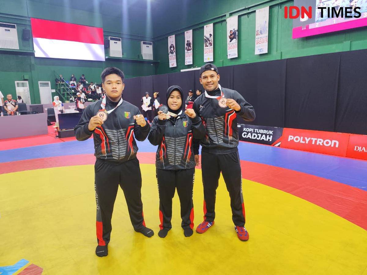 Tiga atlet Sambo yang meraih medali di PON Beladiri Kudus. (IDN Times/Muhaimin)