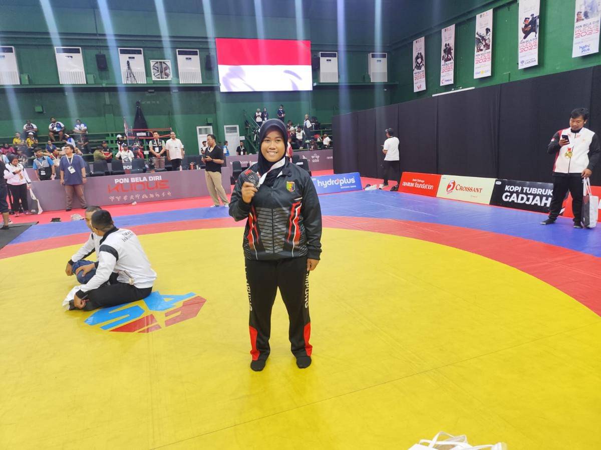 Atlet Sambo Lampung, Raffita Nur Anggraini usai meraih perak di PON Beladiri Kudus. (IDN Times/Muhaimin)