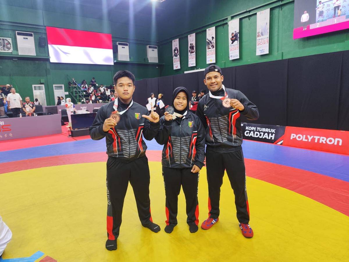 Tiga atlet Sambo yang meraih medali di PON Beladiri Kudus. (IDN Times/Muhaimin)