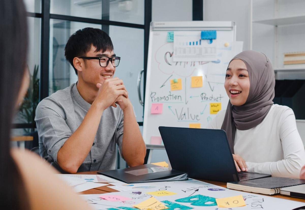 Ilustrasi tim Marketing Communication sedang meeting
