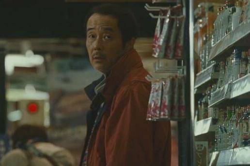 Lily Franky dalam film Shoplifters.
