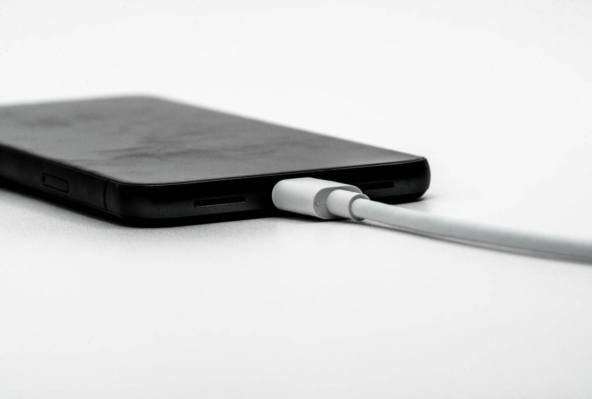 ilustrasi isi daya smartphone