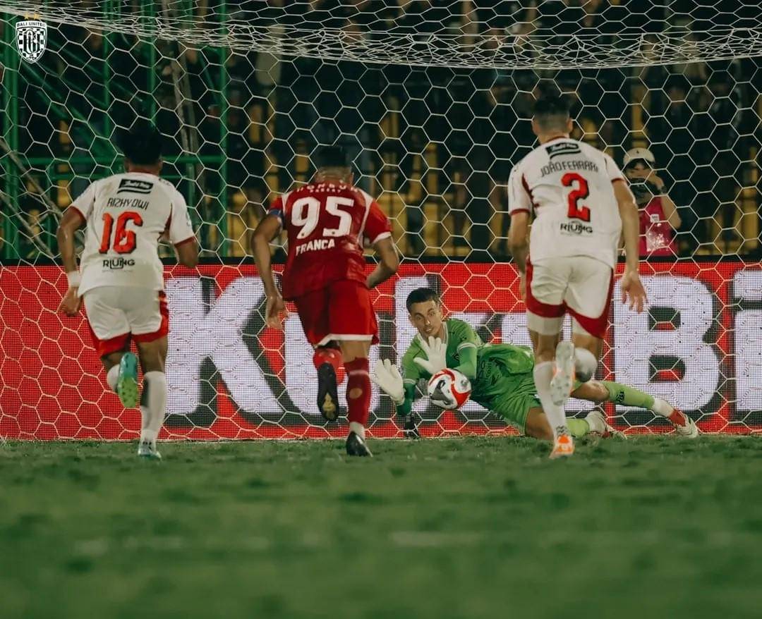 Mike Hauptmeijer (hijau) berhasil gagalkan penalti Persijap Jepara.