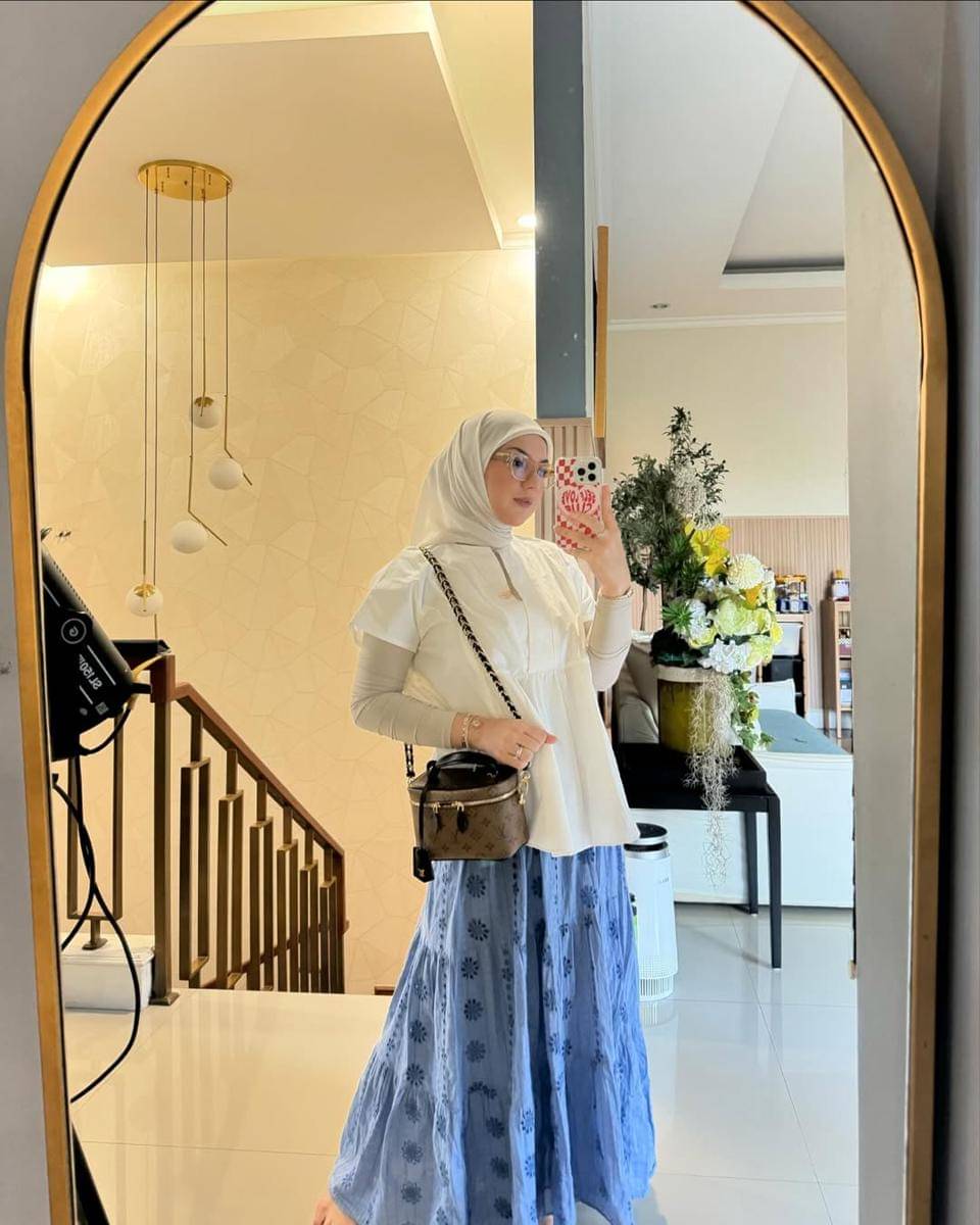 inspirasi outfit ngantor ala Irish Bella 