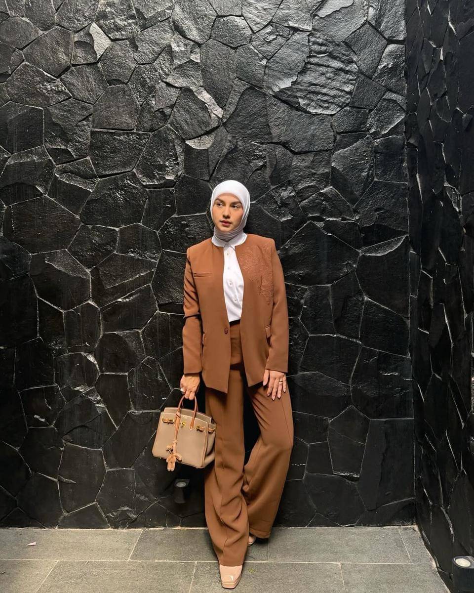inspirasi outfit ngantor ala Irish Bella 