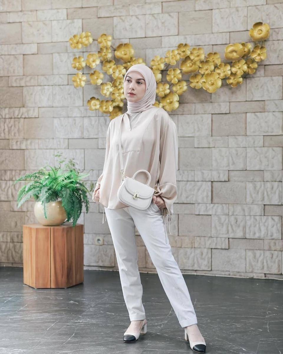 inspirasi outfit ngantor ala Irish Bella 