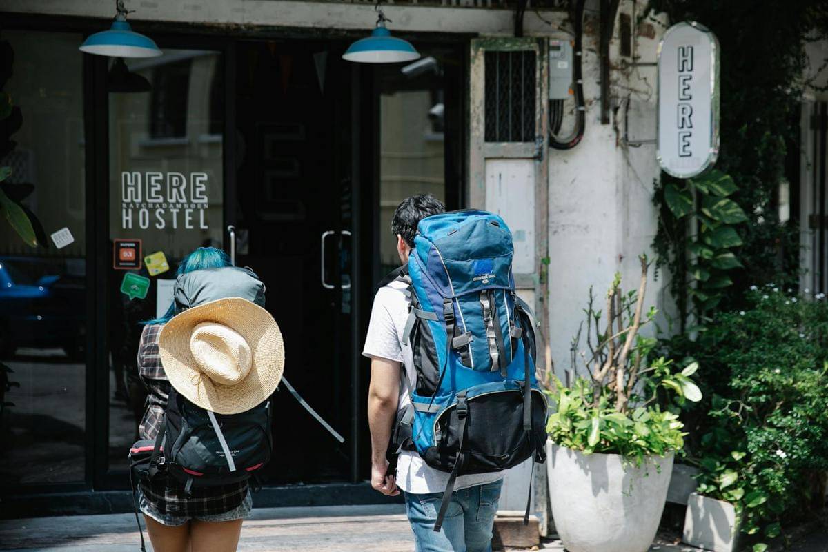 ilustrasi traveler mencari penginapan di Thailand