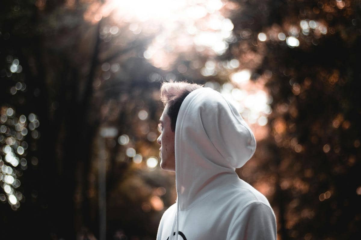 ilustrasi memakai hoodie