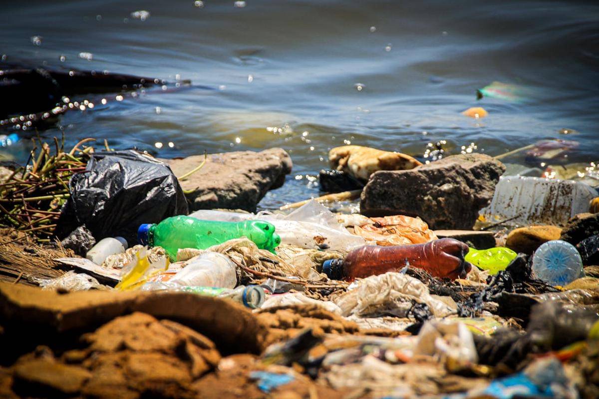 Ilustrasi sampah plastik