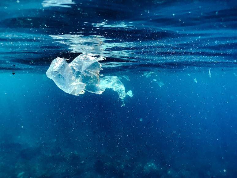 Ilustrasi plastik di dalam air