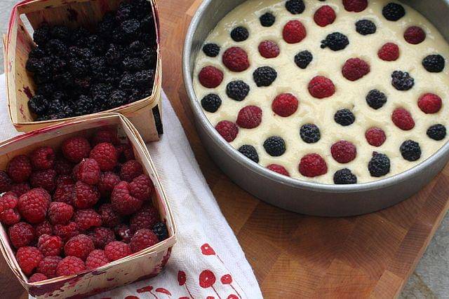 ilustrasi adonan raspberry cake