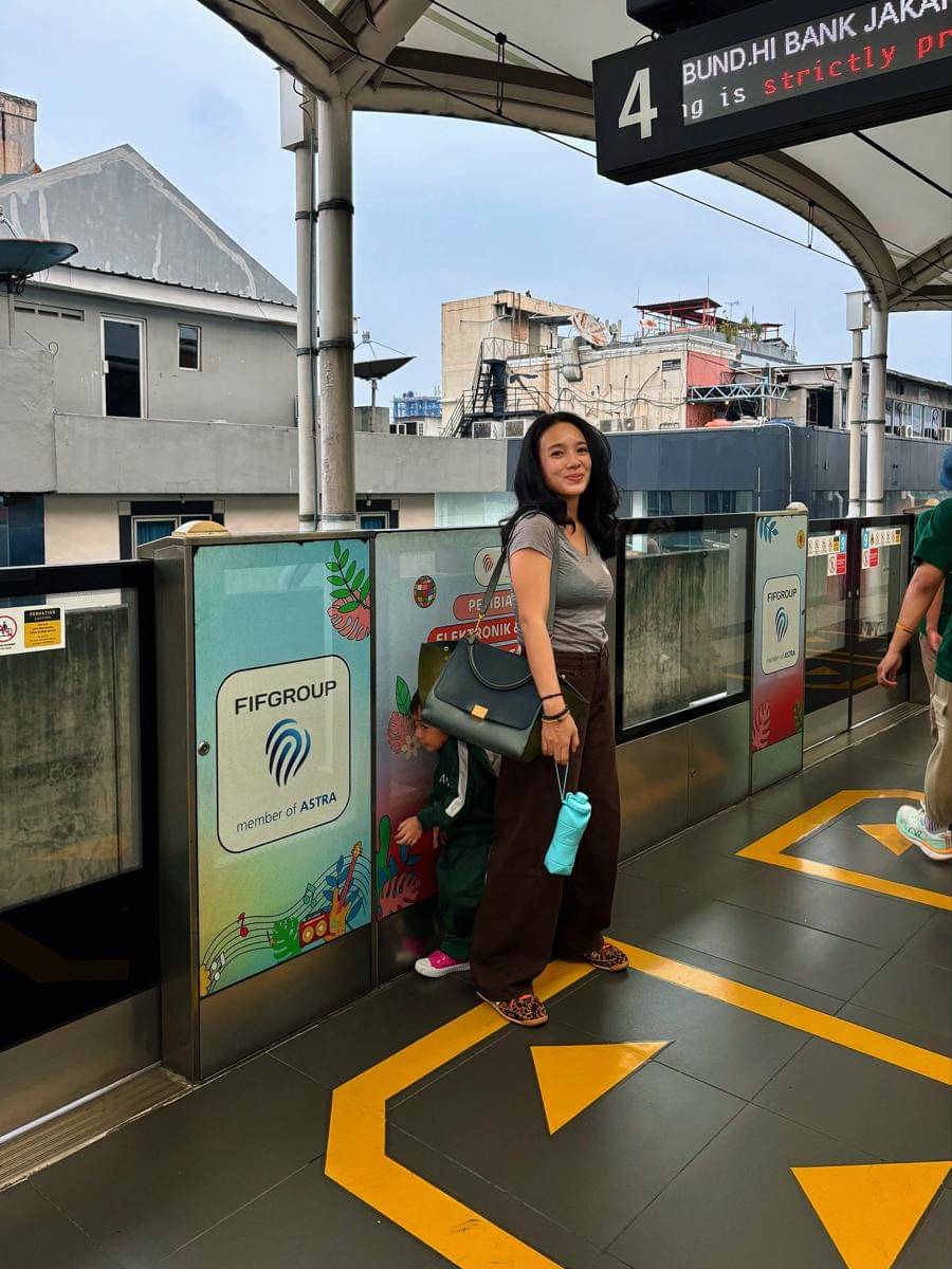 keluarga Dea Ananda naik MRT